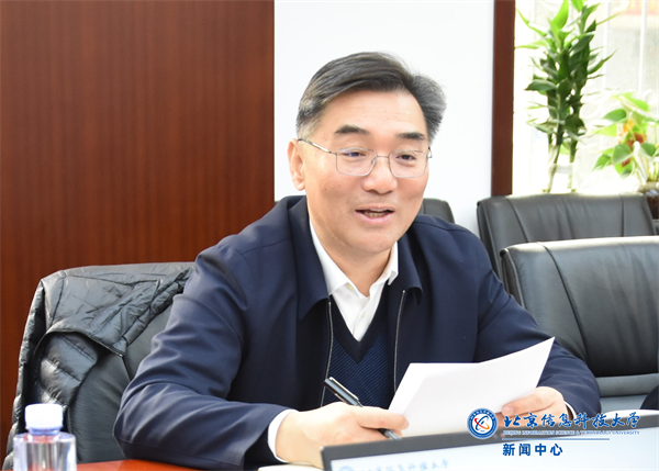 陈校长单独照.jpg